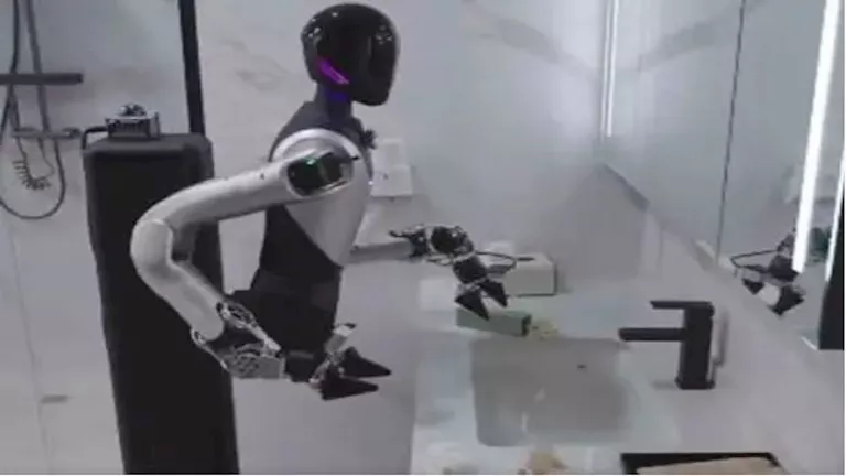 “ينظف ويكنس”.. أول روبوت في العالم يعمل في الفنادق