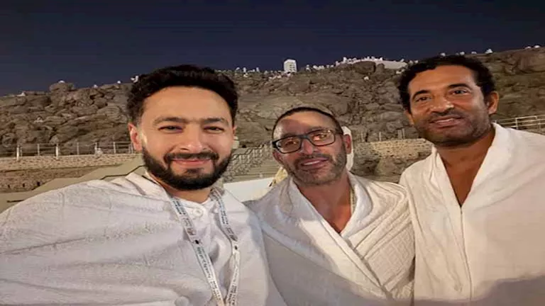 أخواتي وحبايبي.. حمادة هلال ينشر صورًا بصحبة السقا وسعد أثناء تأدية من