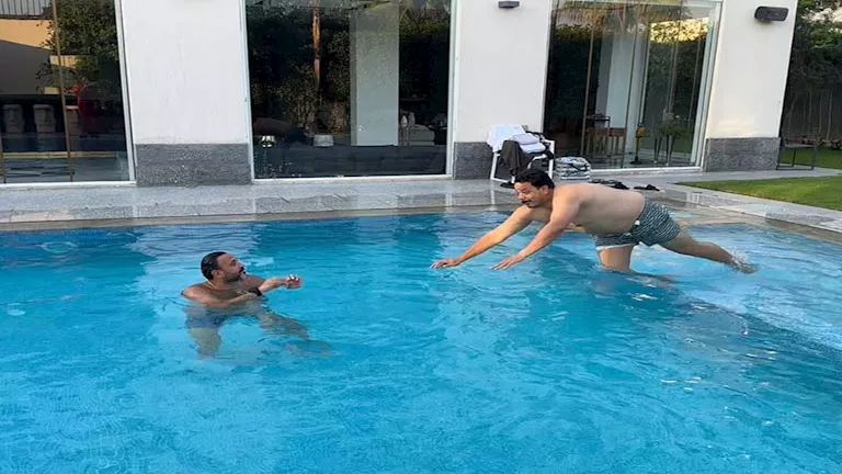 أكرم حسني يوثق موقف كوميدي مع مصطفى غريب