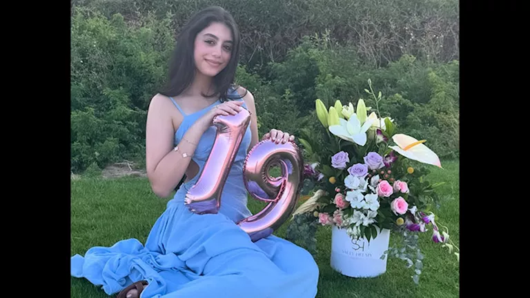 بالصور.. ياسمين العبد تحتفل بعيد ميلادها الـ19 وسط البالونات والزهور