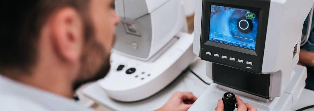 أطباء: فحص العين مفتاح الكشف المبكر عن 270 مرضاً خطيراً