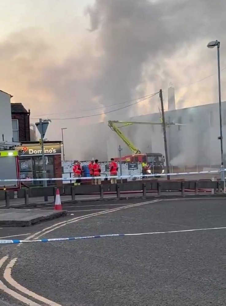 حريق هائل في ميدلتون.. سلطات مانشستر تحذر من غازات بطاريات الليثيوم