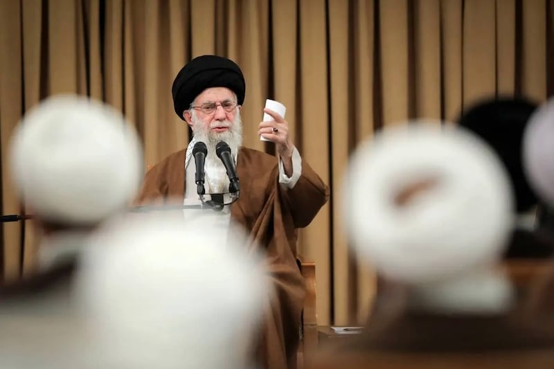 مرشد إيران يواجه أصعب امتحان .. حرب طاحنة وتهديدات بالاغتيال