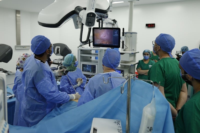 أول عملية بالروبوت بـ”الشيخ خليفة”