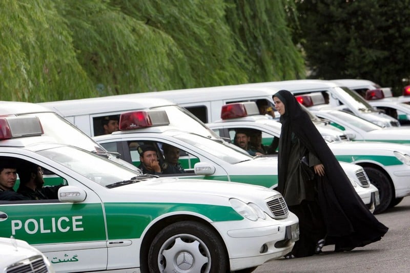 “تدمير النظام المقدس” يوقف إيرانيين