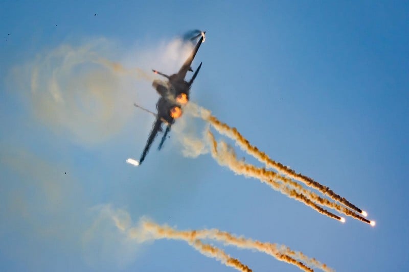 إسرائيل تضرب منصات صواريخ بإيران