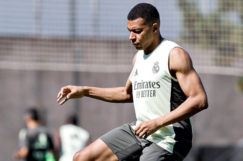 الريال يعلن نقل مبابي إلى المستشفى