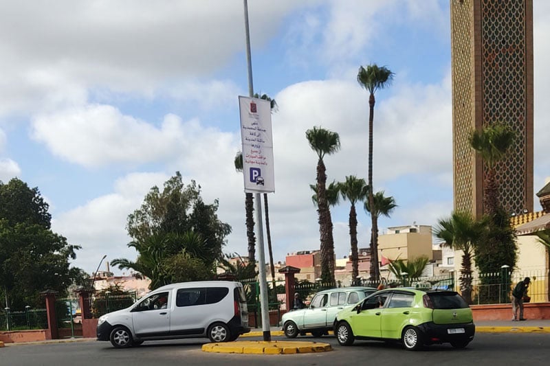 حُرّاس عشوائيون يتحدّون قرار مجانية مواقف السيارات بمدينة المحمدية