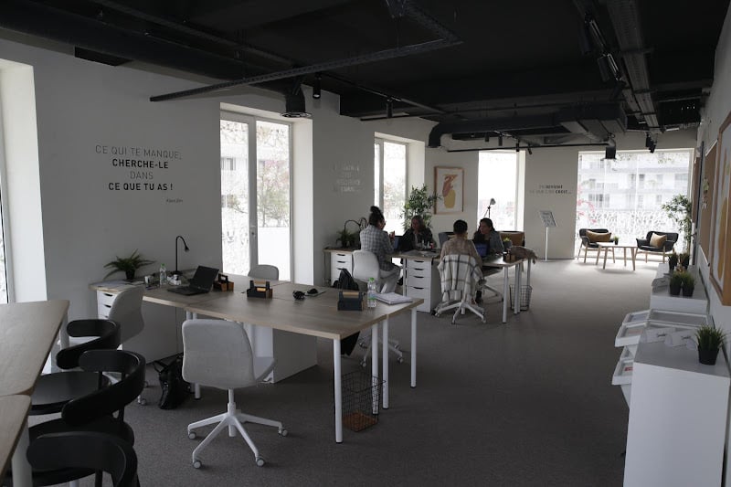 والي بنك المغرب يدعو الحكومة إلى إنجاح برامج تمويل المقاولات الصغرى