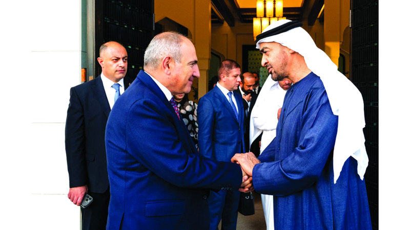 رئيس الدولة ورئيس وزراء أرمينيا يبحثان علاقات التعاون بين البلدين