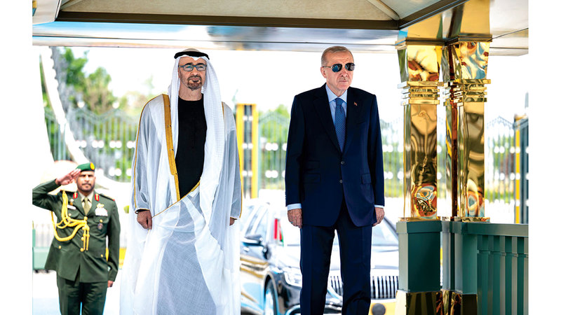 رئيس الدولة والرئيس التركي يؤكدان مواصلة تعزيز علاقات البلدين