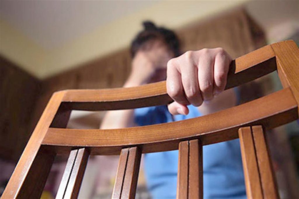 هل تشعر بالدوخة عند الوقوف؟.. الأسباب وطرق العلاج