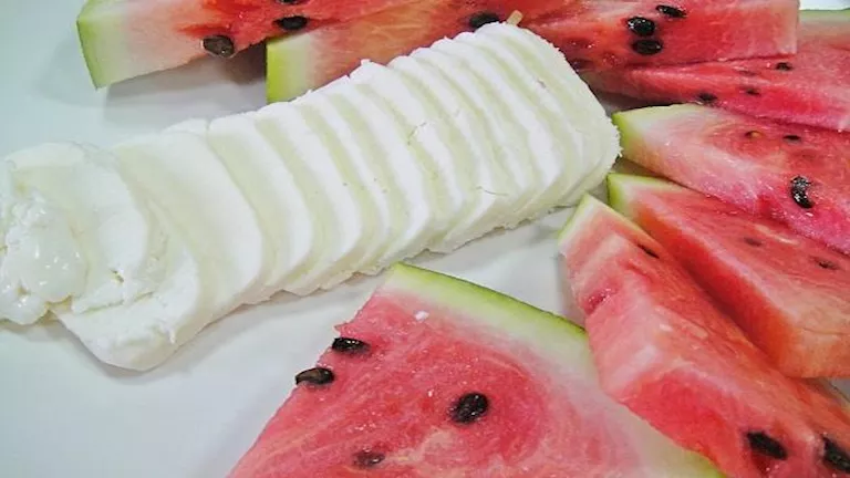 ماذا يحدث لجسمك إذا تناولت الجبن بالبطيخ؟ مفاجآت غير متوقعة