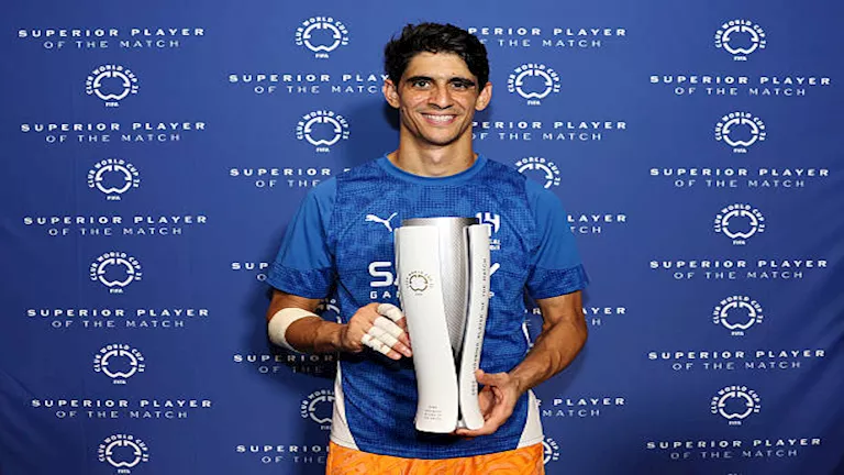 الهلال السعودي يقترب من تجديد عقد ياسين بونو