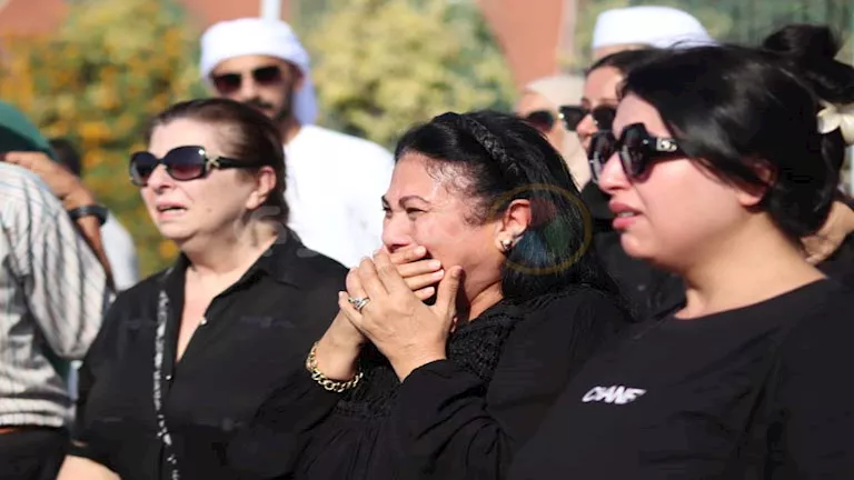 بالصور- انهيار الفنانة سلوى عثمان في جنازة المخرج سامح عبد ا
