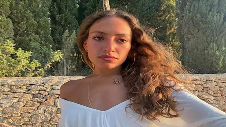 ابنة عمرو دياب بفستان جريء أمام البحر والجمهور يعلق (صور)