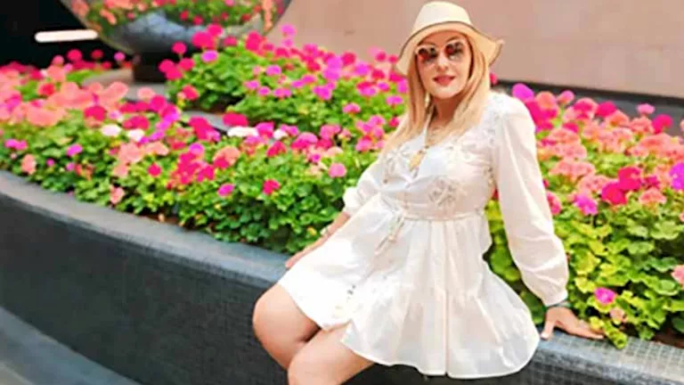 نادية الجندي بإطلالة شبابية وفستان قصير في أحدث جلسة تصوير