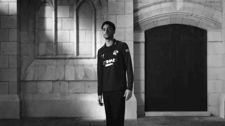 10 صور ترصد ترويج مرموش وهالاند لقميص مانشستر سيتي