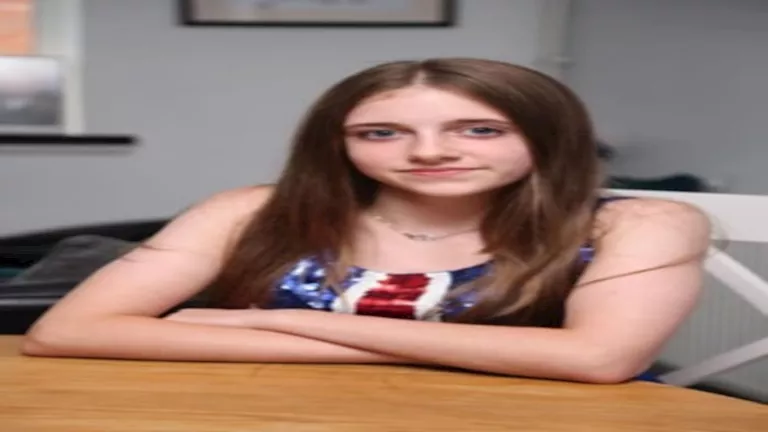 طالبة تُمنع من حضور حفل بمدرستها.. فستانها أثار الجدل