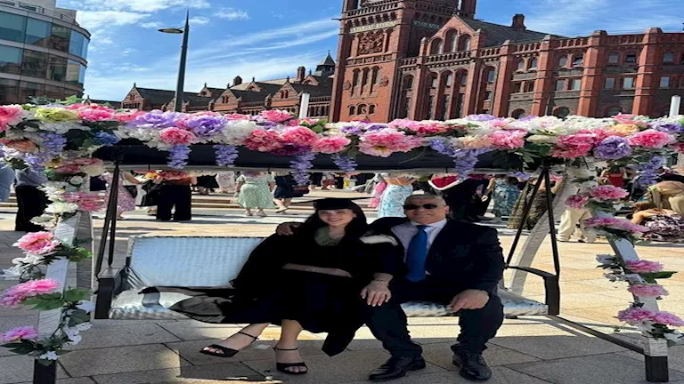 وائل جمعة يحتفل بتخرج ابنته من جامعة ليفربول (صور)