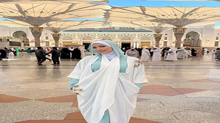 بـ”الحجاب”.. نسرين طافش تؤدي العمرة والجمهور يعلق (صور)