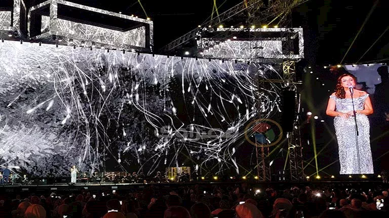 أنغام تفتتح حفلها في العلمين الجديدة بـ”عمري معاك”