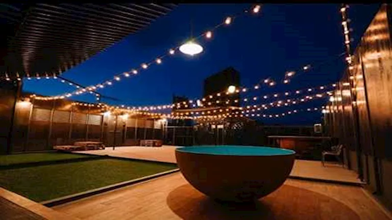 فندق على شكل سجن والغرف زنزانات.. هل تجرؤ على الإقامة به؟