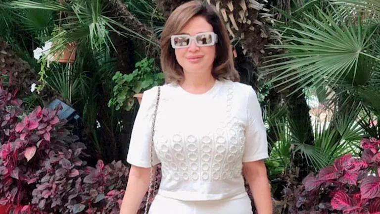 فستان بقصة “الأوف شولدر”.. إلهام شاهين تخطف الأنظار بإطلالتها