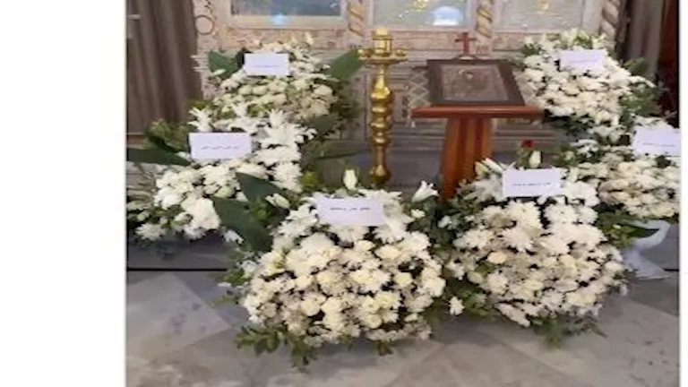 فيروز تضع باقة ورود لابنها داخل الكنيسة قبل صلاة جنازته.. ماذا كتبت عل