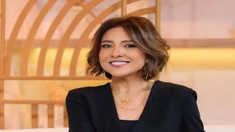 مي كساب بإطلالة جديدة باللون الأصفر.. تصميم جذاب يبرز قوامها