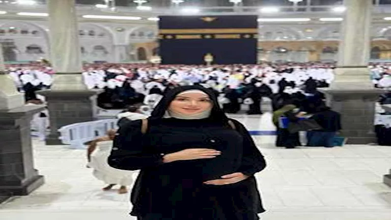 6 صور لزوجة محمد النني الثانية من أمام الكعبة
