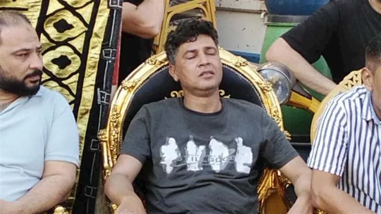 بالصور.. انهيار شقيق المطرب أحمد عامر في العزاء بحضور نجوم الأغنية الش