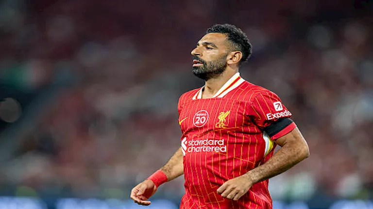 بين صلاح وروبرتسون.. من يحمل شارة قيادة ليفربول بعد فان دايك؟