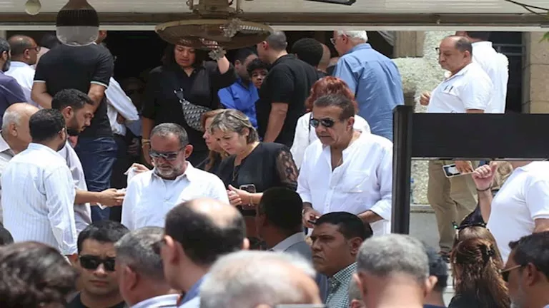 بالصور| أسامة منير وبشرى يشاركان في تشييع جنازة لطفي لبيب