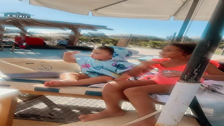 5 صور لزوجة ياسر إبراهيم وأولاده في المصيف