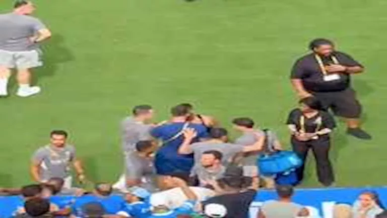 9 صور لخناقة نجم الهلال مع مشجع الفريق بعد الهزيمة من فلومينينسي