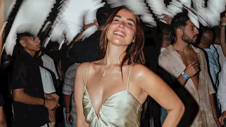 رانيا منصور بإطلالة جريئة مع ابنتها والجمهور: “مش ده قميص نوم”(صور)