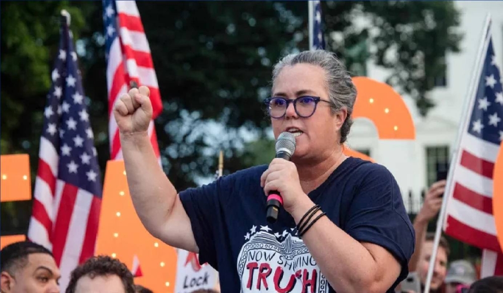 ترمب يهدد بسحب الجنسية من ممثلة أمريكية شهيرة