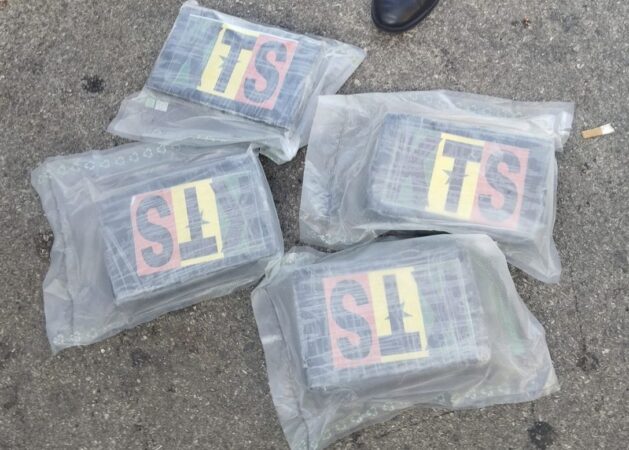 أمن باب سبتة يوقف سيدة بحوزتها أزيد من 4 كيلوغرامات من الكوكايين على متن سيارة مرقمة بالخارج