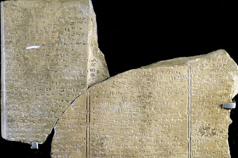 نقوش أوغاريتية على ألواح طينية .. بقايا لغة تختزل الوجود في ثلاثين رمزًا