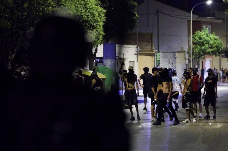 “صيد الموروس” في إسبانيا .. الفنادق للكلاب والشوارع للمهاجرين