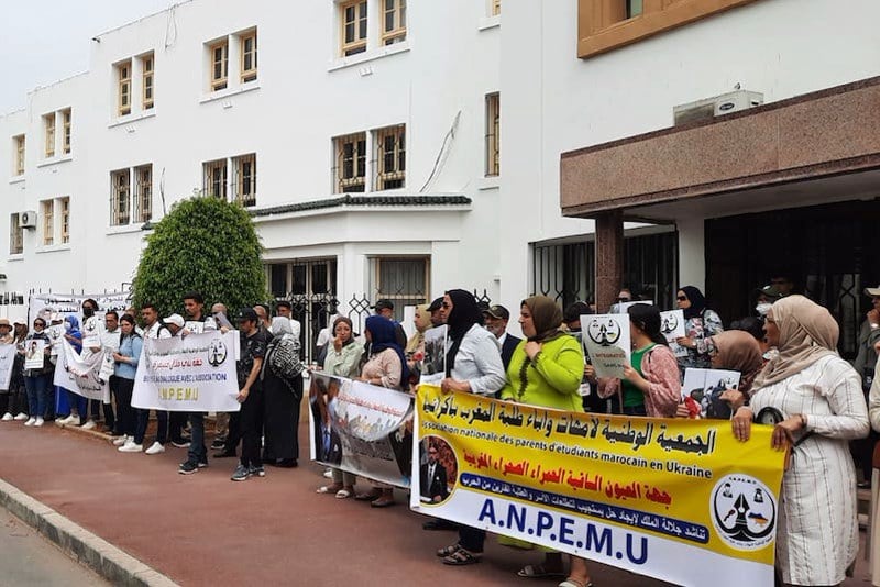 أسر الطلبة العائدين من أوكرانيا تترقب “اللقاء المؤجل” مع وزارة الصحة