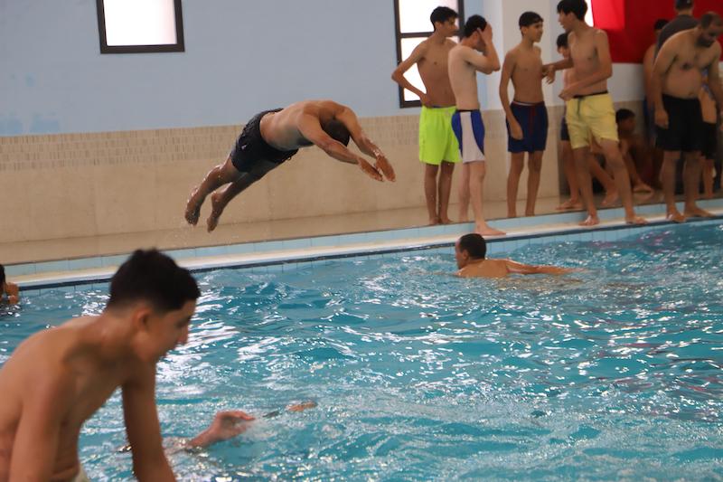 جماعة العيون تفتح المسابح بالمجان