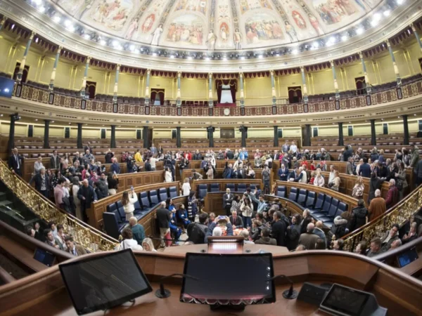 نواب اضطروا للاستقالة بعد فضائح سير ذاتية مزورة في إسبانيا