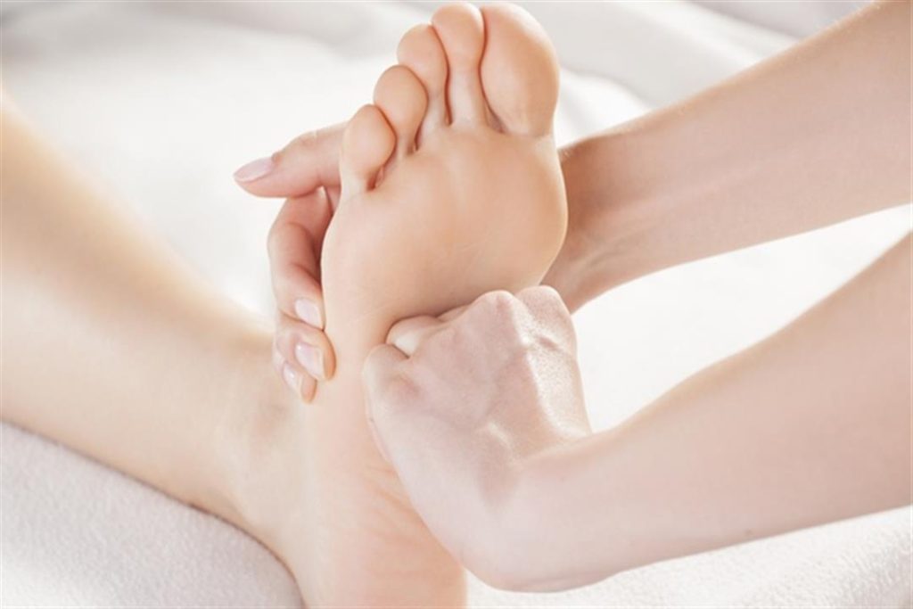 6 خطوات فعالة لتجنب تورم القدمين خلال حر الصيف