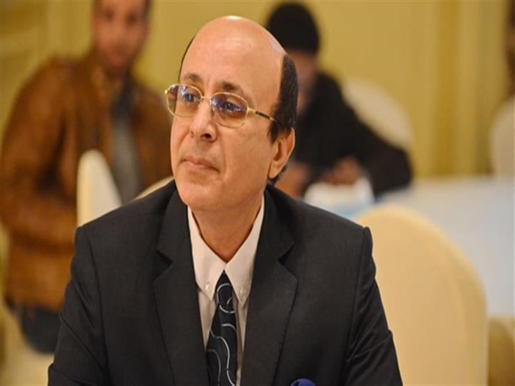 أحمد عبد العزيز يُحرج معجب ويرفض مصافحته.. وفنان ينتقد:”زعلت جدا”