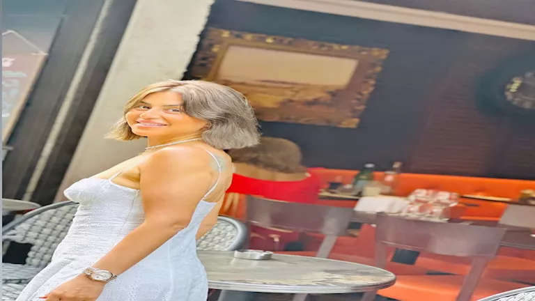 بفستان جريء.. منة فضالي تخطف الأنظار والجمهور يغازلها