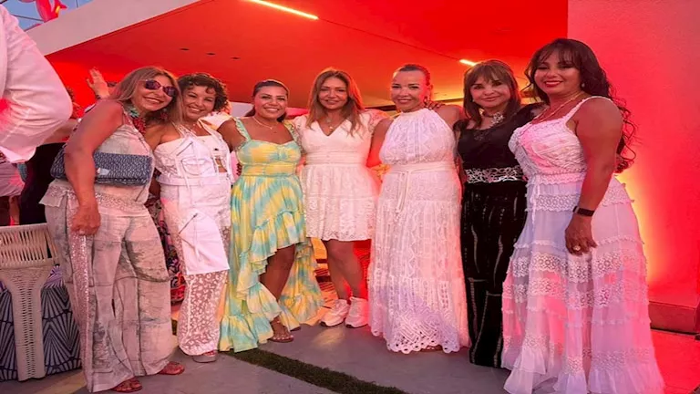 “بفستان قصير”.. ليلى علوي تستمتع بإجازة الصيف مع إلهام شاهين في الساحل