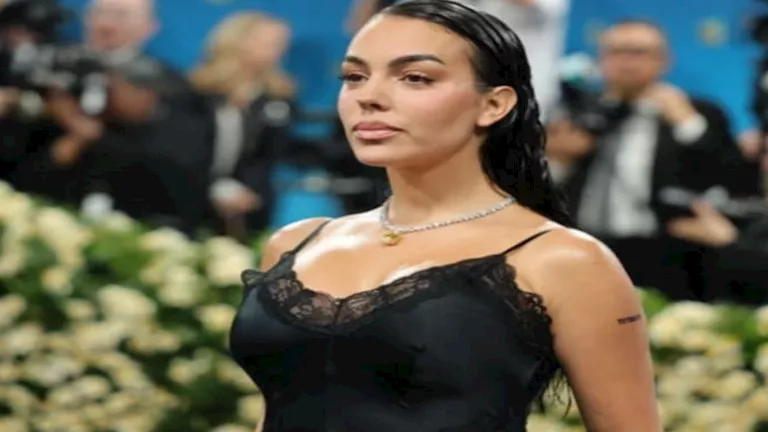 قبل إعلان زفافها.. 20 صورة لإطلالات أثارت الجدل لـ جورجينا