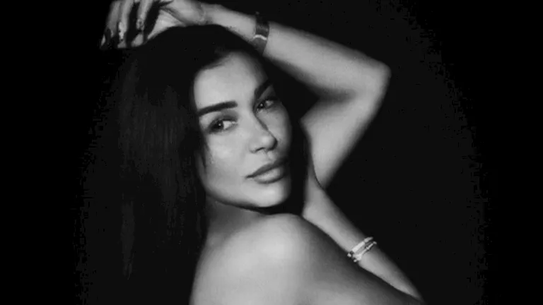 نادين الراسي بإطلالة جريئة بالأبيض والأسود